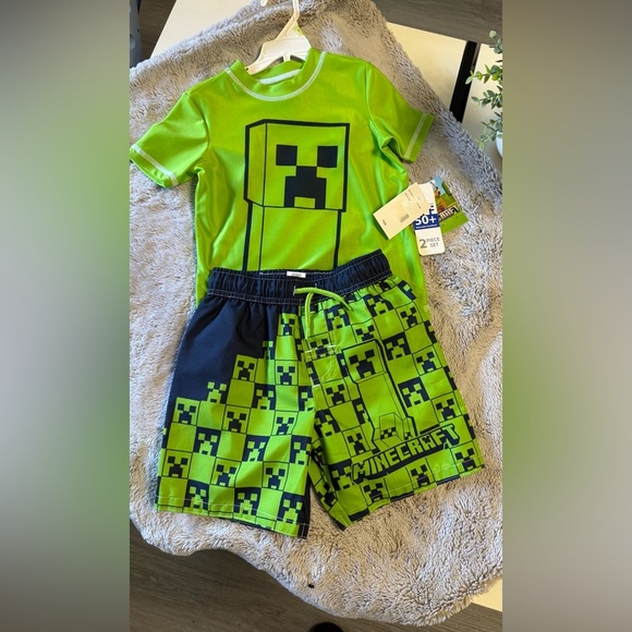 New Boys 4, Minecraft Creeper 2-Piece Rashguard & Swim
Trunks Set - Picture 4 of 9